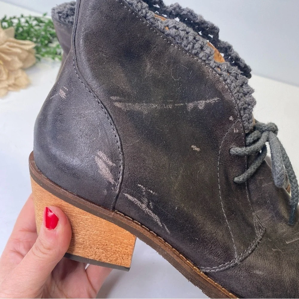LaTigo Kat Leather Lace Up Ankle Boots in Grey Taupe Size 8M